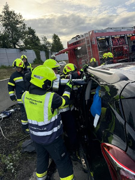 schwerer Verkehrsunfall Südautobahn, 1 Person eingeklemmt (Bild 1)